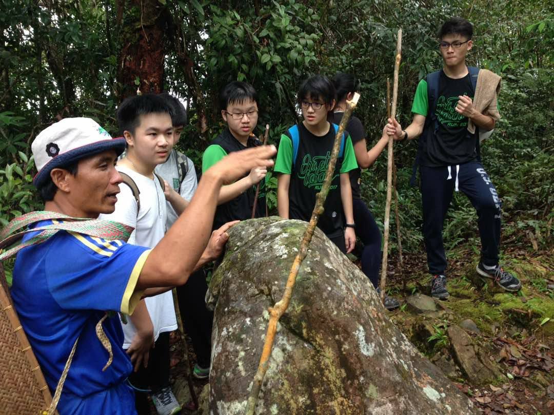 Kaunselor Tuing menceritakan sejarah di kawasan Kubu Rentap semasa pendakian bersama St Joseph Private School